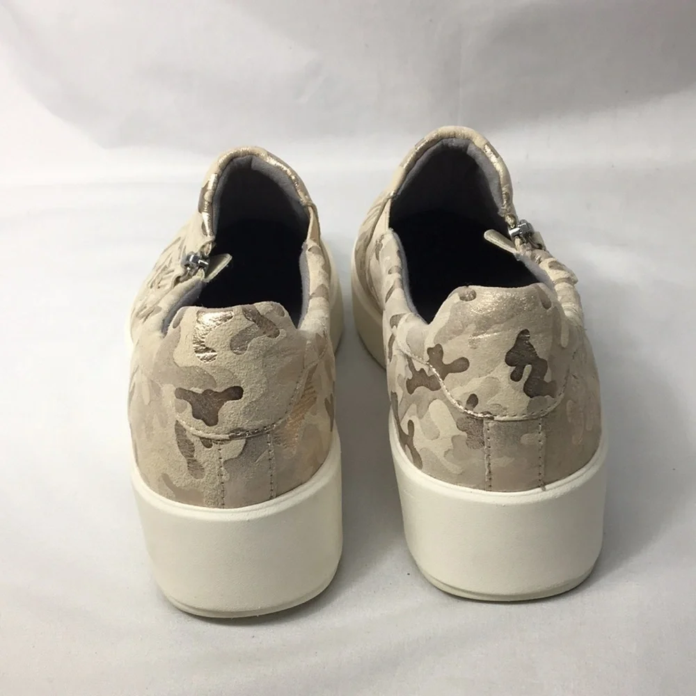 Clarks Women’s Layton Step Ivory Faux- Suede Camo Slip-On Shoes Size 11 Like-NEW